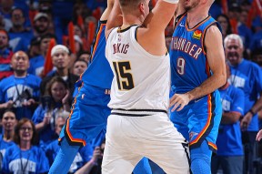 爱游戏入口-关于俄克拉荷马雷霆训练开放日，加时末段绝杀压哨引欢呼，NBA季后赛在即，身体对抗强度拉满的信息